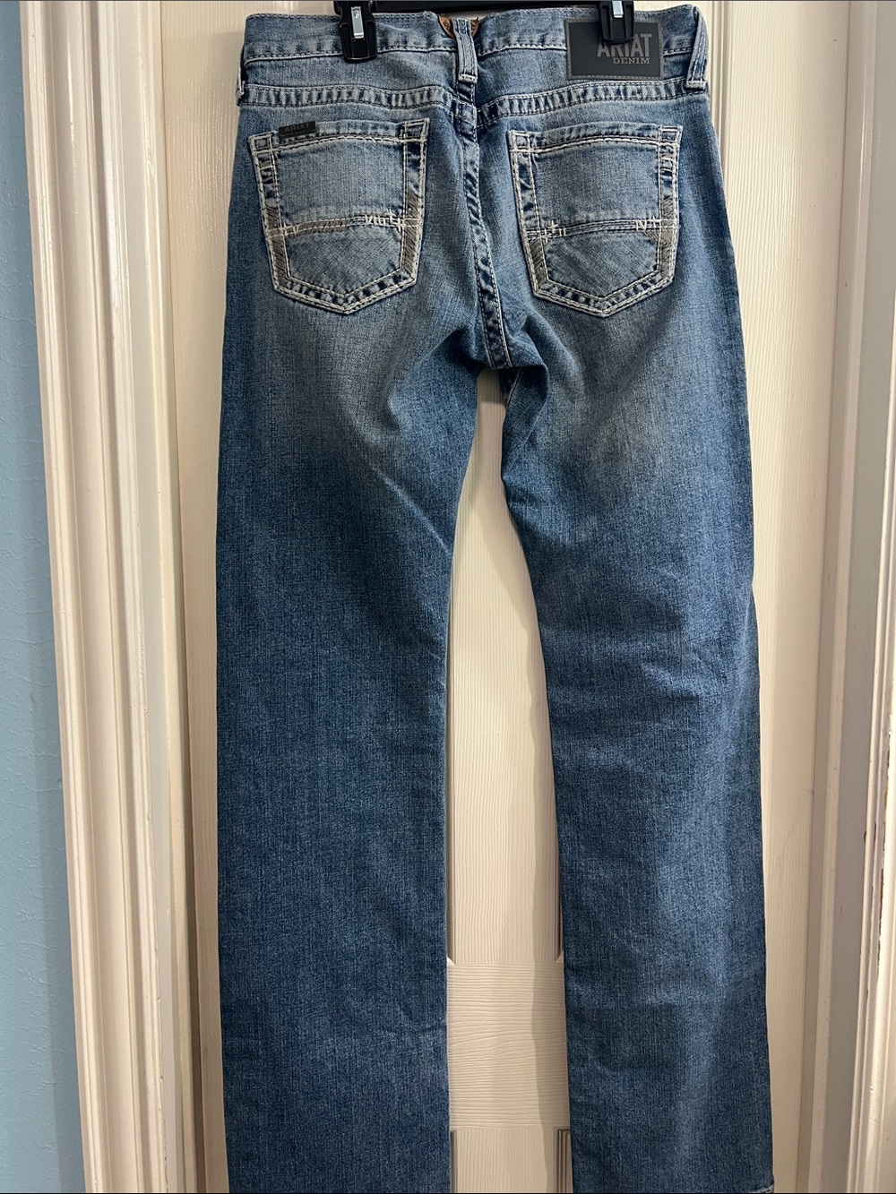 Ariat Men’s Straight Jeans in Medium Blue Wash - Picture 5 of 10